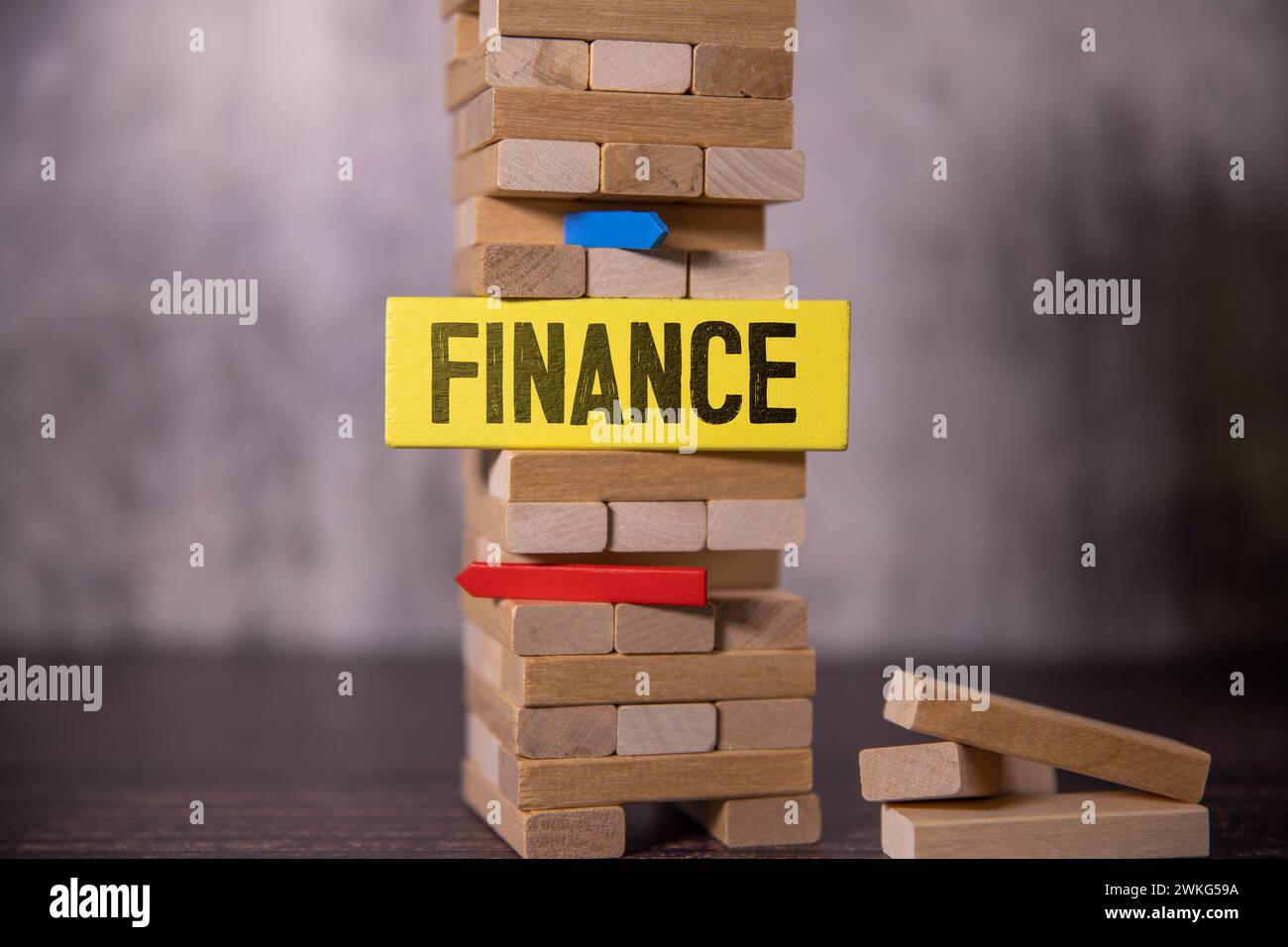 Holzblöcke mit dem Text: Finanzen. Holz ABC. Stockfoto