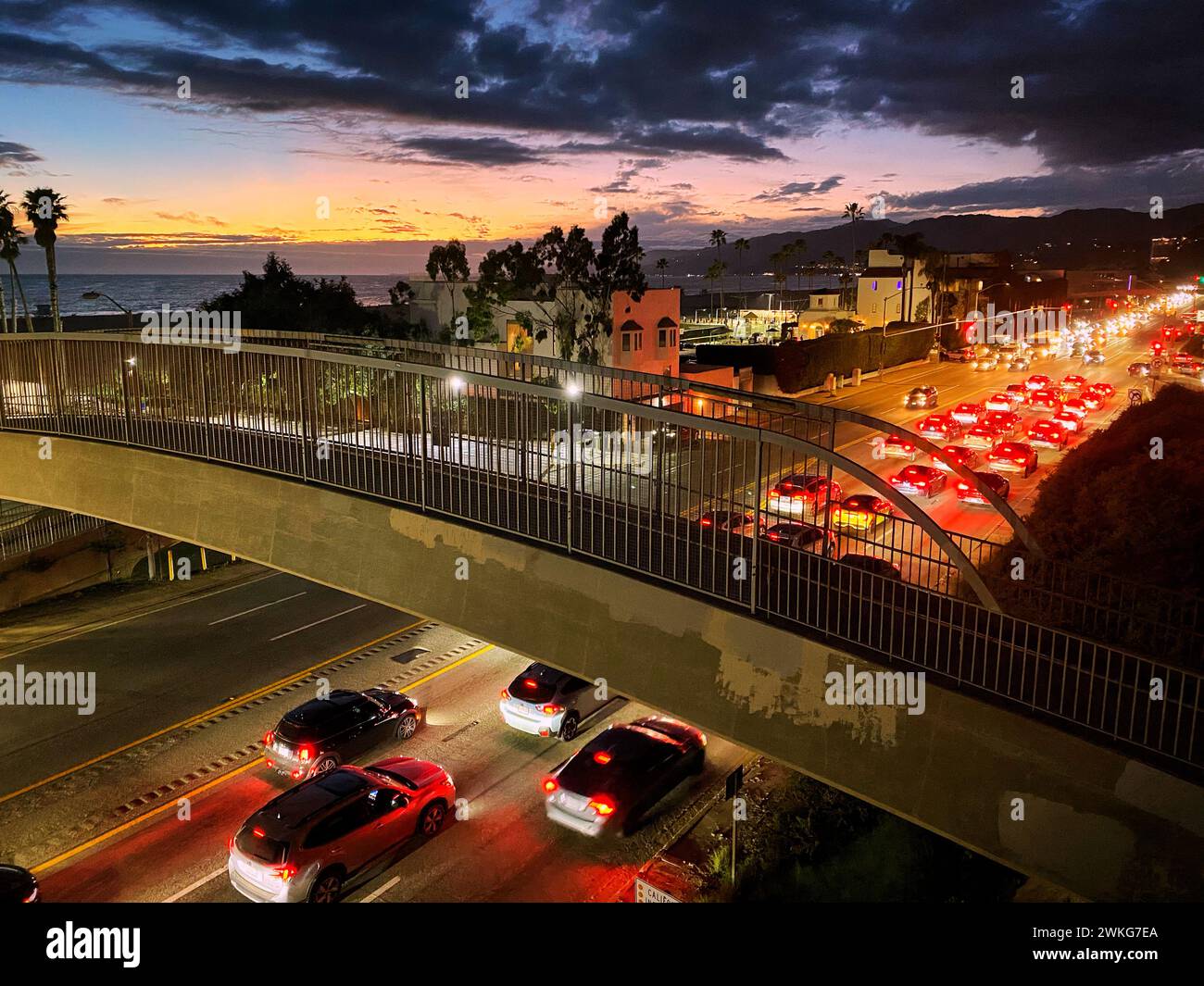 Der PCH oder Pacific Coast Highway, California State Route 1, ein legendärer Highway entlang der Küste Kaliforniens, der bei Sonnenuntergang in Santa Monica von oben gesehen wird Stockfoto