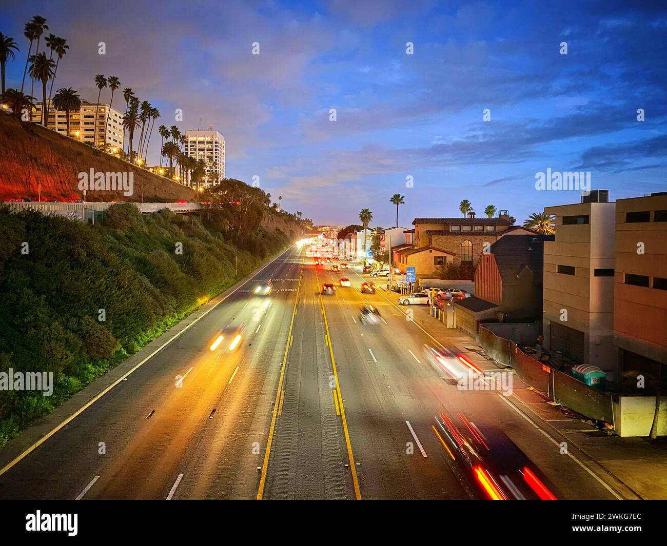 Der PCH oder Pacific Coast Highway, California State Route 1, ein legendärer Highway entlang der Küste Kaliforniens, der bei Sonnenuntergang in Santa Monica von oben gesehen wird Stockfoto