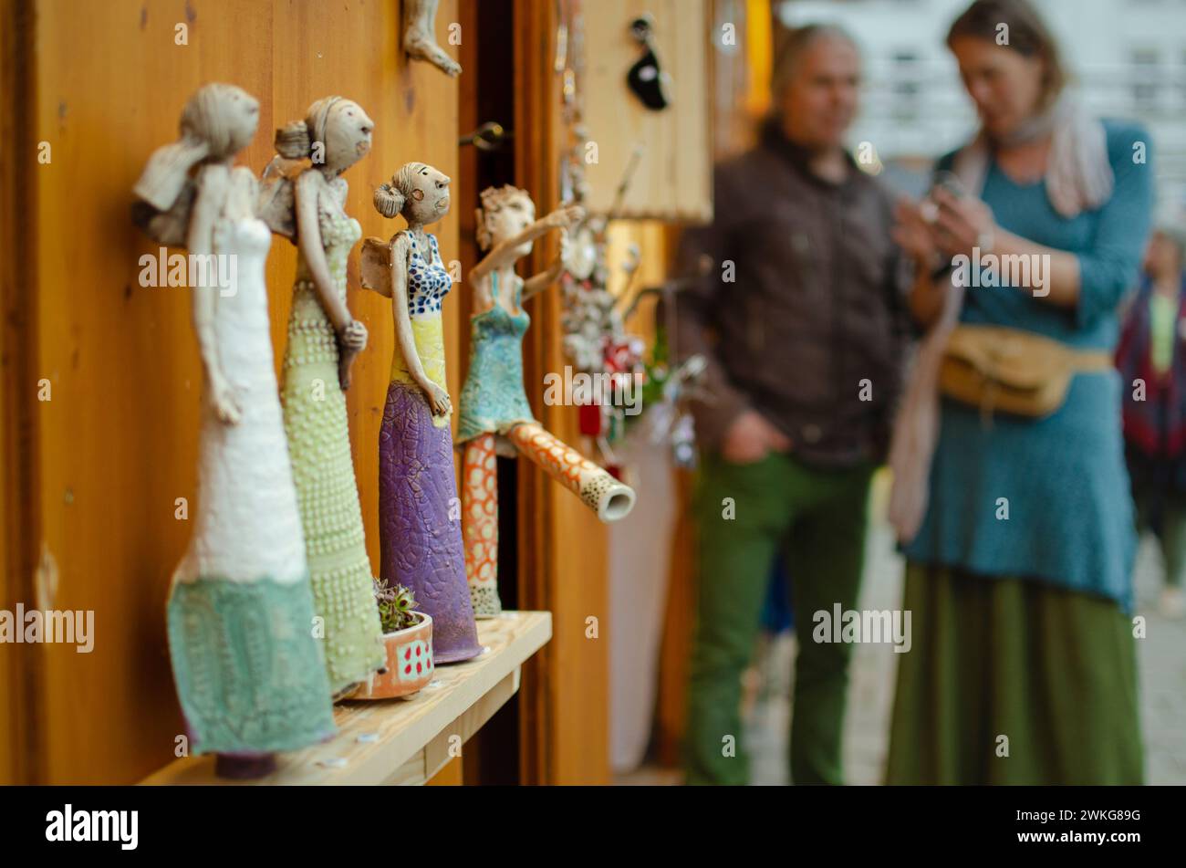 Romantische feminine und farbenfrohe Keramikfiguren auf der Ostermesse Stockfoto