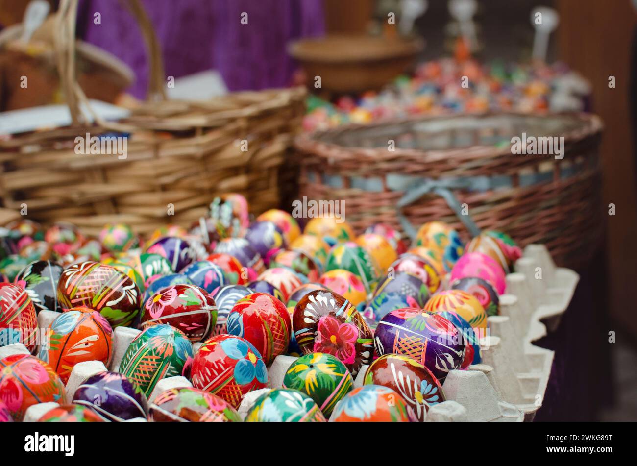 Farbenfrohe Ostereier, handbemalt, ausgestellt Stockfoto