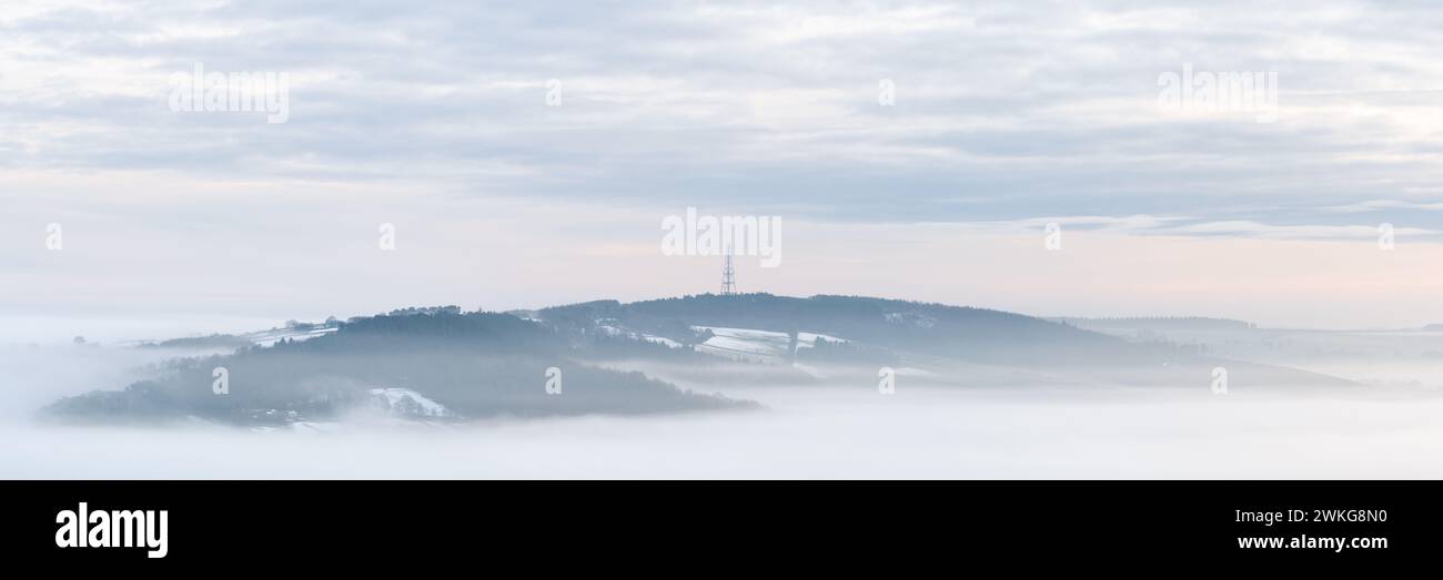 Der ikonische Funkmast auf der Norwood Edge steht über einem Nebelmeer während einer Wintertemperatur an einem kühlen Morgen in Nidderdale. Stockfoto