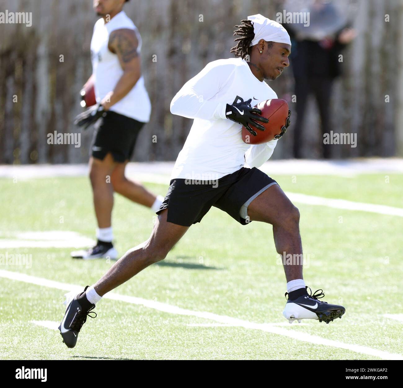 Metairie, USA. Februar 2024. Running Back Darran Butts (Hampton University) holt sich am Montag, den 19. Februar 2024, einen Pass beim HBCU Legacy Bowl NFL Combine im New Orleans Saints Ochsner Sports Performance Center in Metairie, Louisiana. (Foto: Peter G. Forest/SIPA USA) Credit: SIPA USA/Alamy Live News Stockfoto