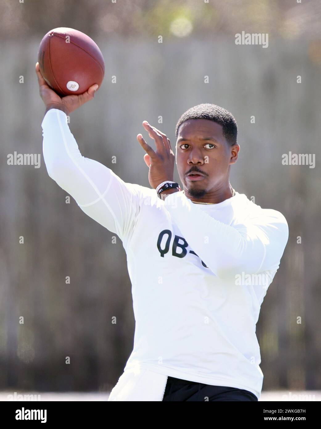 Metairie, USA. Februar 2024. Quarterback Donovan Riddick (West Virginia State) wirft einen Pass während des HBCU Legacy Bowl NFL Combins im New Orleans Saints Ochsner Sports Performance Center in Metairie, Louisiana, am Montag, den 19. Februar 2024. (Foto: Peter G. Forest/SIPA USA) Credit: SIPA USA/Alamy Live News Stockfoto