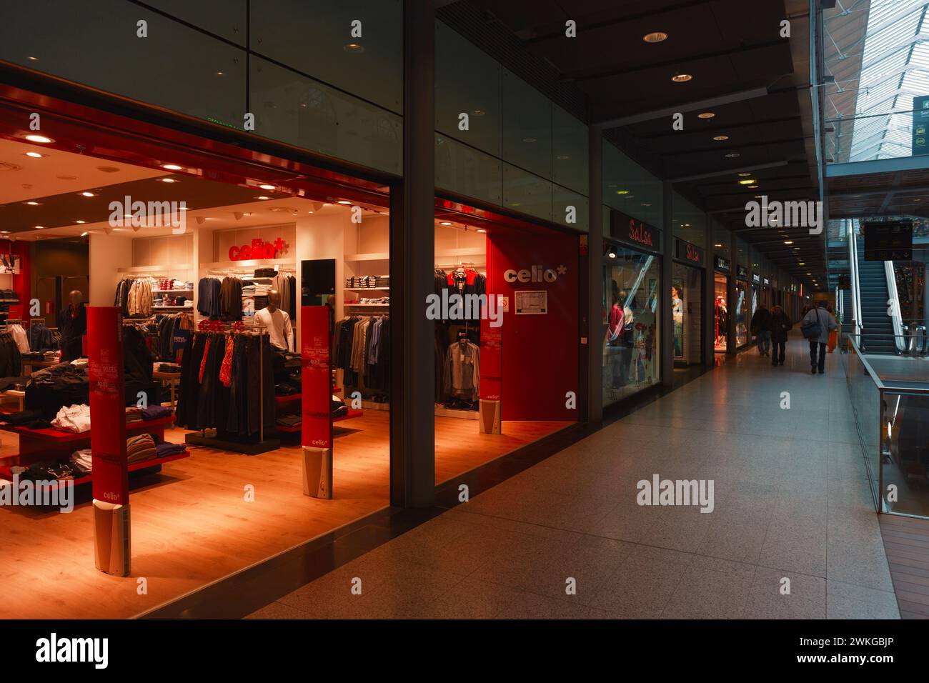 Celio Kleidergeschäft im Einkaufszentrum Gare St Lazare, Paris, Frankreich | modernes Bekleidungsgeschäft in einem Einkaufszentrum mit Glasfassade und Innenausstattung Stockfoto