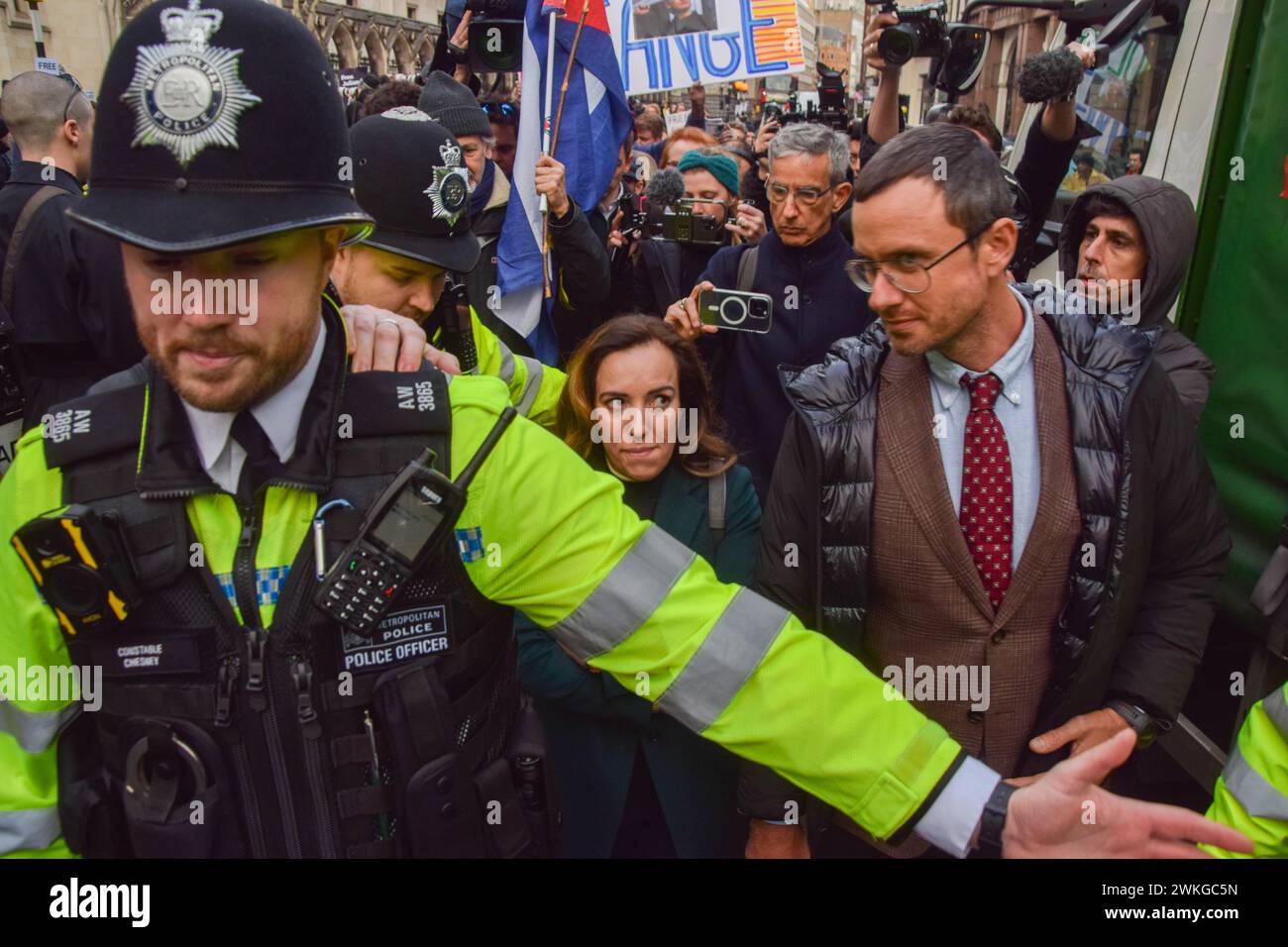 London, Großbritannien. Februar 2024. Stella Assange verlässt das Oberste Gericht am ersten Tag von Julian Assanges Auslieferungsverhandlung. Quelle: Vuk Valcic/Alamy Live News Stockfoto