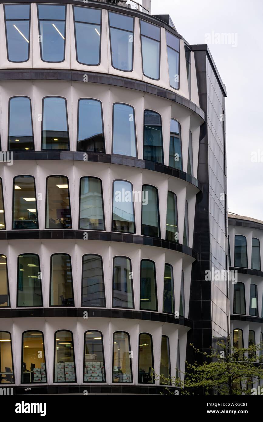 LONDON, ENGLAND - 26. APRIL 2023: Moderne Gebäudefassade mit vielen Fenstern Stockfoto