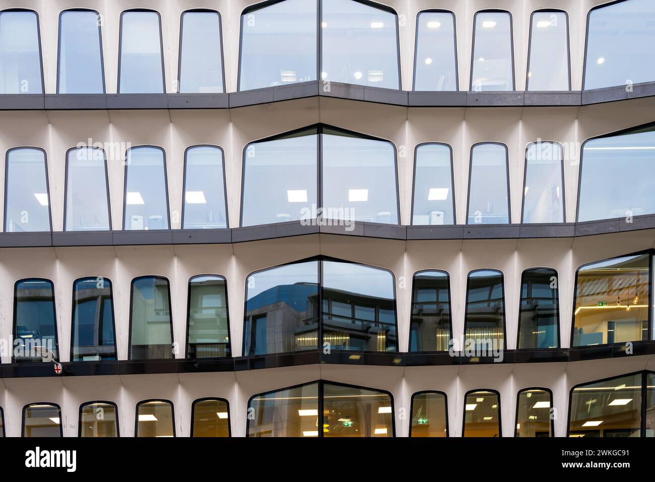 LONDON, ENGLAND - 26. APRIL 2023: Moderne Gebäudefassade mit vielen Fenstern Stockfoto