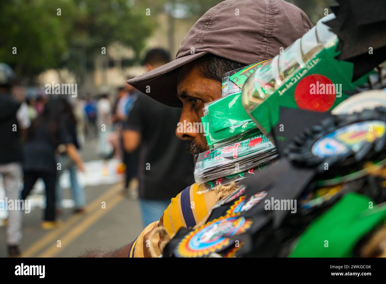 Vor dem Beginn des Internationalen Muttersprachentags verwandeln sich die Straßen in lebendige Leinwände, während Künstler Kreide und Farbe tragen. Jede Strichzele Stockfoto Vor dem Beginn des Internationalen Muttersprachentags verwandeln sich die Straßen in lebendige Leinwände, während Künstler Kreide und Farbe tragen. Jede Strichzele Stockfoto