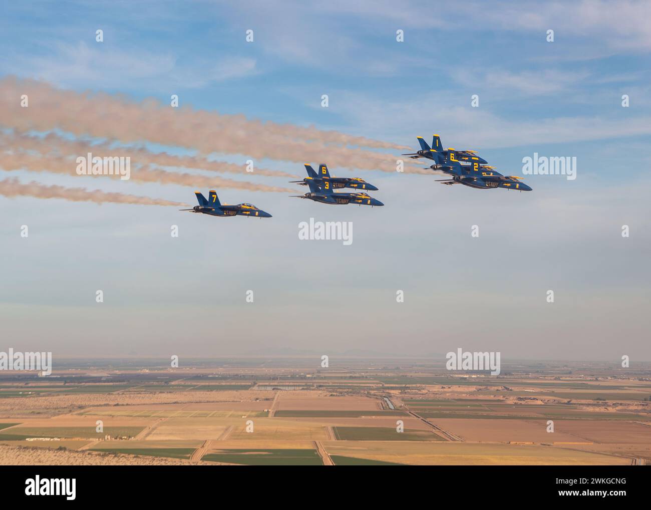 Die Blue Angels führen derzeit Wintertrainings in der Naval Air Facility (NAF) El Centro, Kalifornien, durch, um die kommende Flugschau-Saison 2024 vorzubereiten. (Foto der US Navy von Mass Communication Specialist 2nd Class Crayton Agnew/veröffentlicht) Stockfoto