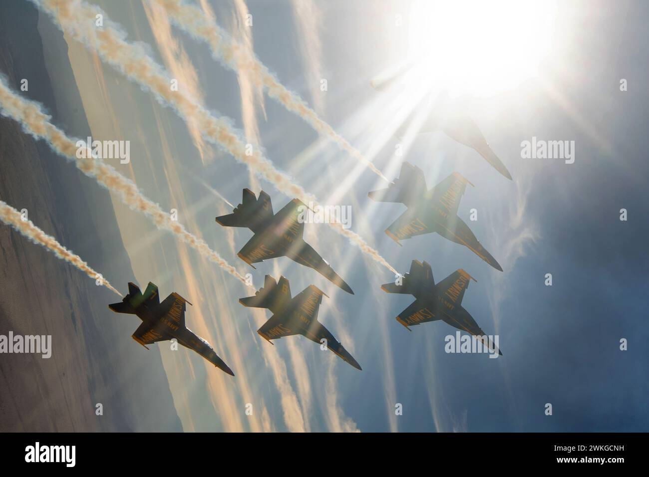 Die Blue Angels führen derzeit Wintertrainings in der Naval Air Facility (NAF) El Centro, Kalifornien, durch, um die kommende Flugschau-Saison 2024 vorzubereiten. (Foto der US Navy von Mass Communication Specialist 2nd Class Crayton Agnew/veröffentlicht) Stockfoto