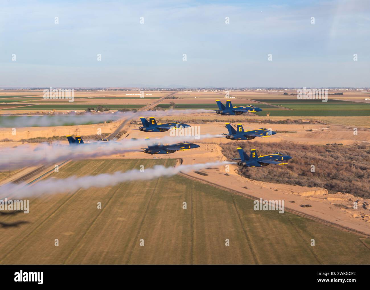Die Blue Angels führen derzeit Wintertrainings in der Naval Air Facility (NAF) El Centro, Kalifornien, durch, um die kommende Flugschau-Saison 2024 vorzubereiten. (Foto der US Navy von Mass Communication Specialist 2nd Class Crayton Agnew/veröffentlicht) Stockfoto
