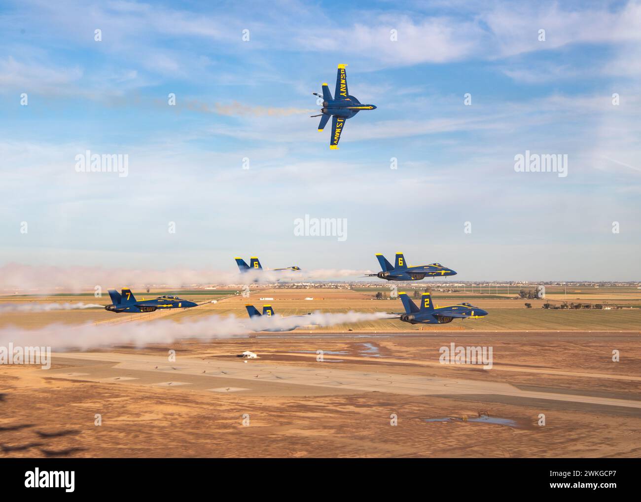 Die Blue Angels führen derzeit Wintertrainings in der Naval Air Facility (NAF) El Centro, Kalifornien, durch, um die kommende Flugschau-Saison 2024 vorzubereiten. (Foto der US Navy von Mass Communication Specialist 2nd Class Crayton Agnew/veröffentlicht) Stockfoto
