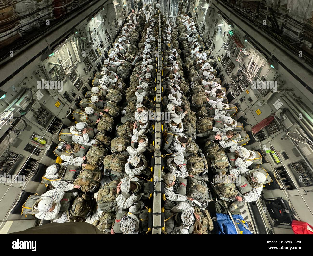 Fallschirmjäger mit dem 2. Infanterie-Brigade-Kampfteam (Airborne), 11. Airborne Division, treten an Bord einer Boeing C-17 Globemaster III auf, bevor sie eine Luftlandeoperation im Donnelly Training Area, Delta Junction, AK, 8. Februar 2024 durchführen. JPMRC 24-02, das in Alaska mit seinen erstklassigen Trainingseinrichtungen und seiner rauen arktischen Umgebung ausgeführt wurde, baut Soldaten und Führer zu einem zusammenhängenden Team aus erfahrenen, harten, wachsamen und anpassungsfähigen Kriegern zusammen, die überall auf der Welt kämpfen und gewinnen können. (Foto der US-Armee von Kapitän Molly Treece) Stockfoto