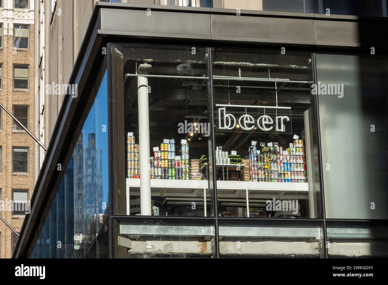 Beer Sign, Whole Foods Market Nomad befindet sich an der 63 Madison Ave in New York City, USA 2024 Stockfoto