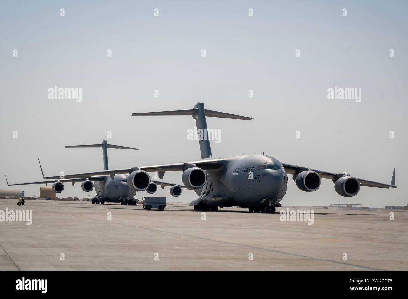Zwei C-17 Globemaster III der U.S. Air Force parken am 15. Februar 2024 an einem nicht bekanntgegebenen Ort auf der Fluglinie. Die USA verfügen über eine äußerst agile Kampftruppe, die die fortschrittlichsten Trainings und Plattformen nutzt, um die Kriegslandschaft für die langfristige Sicherheit und Stabilität der Region zu dominieren. (Foto mit freundlicher Genehmigung der US Air Force) Stockfoto
