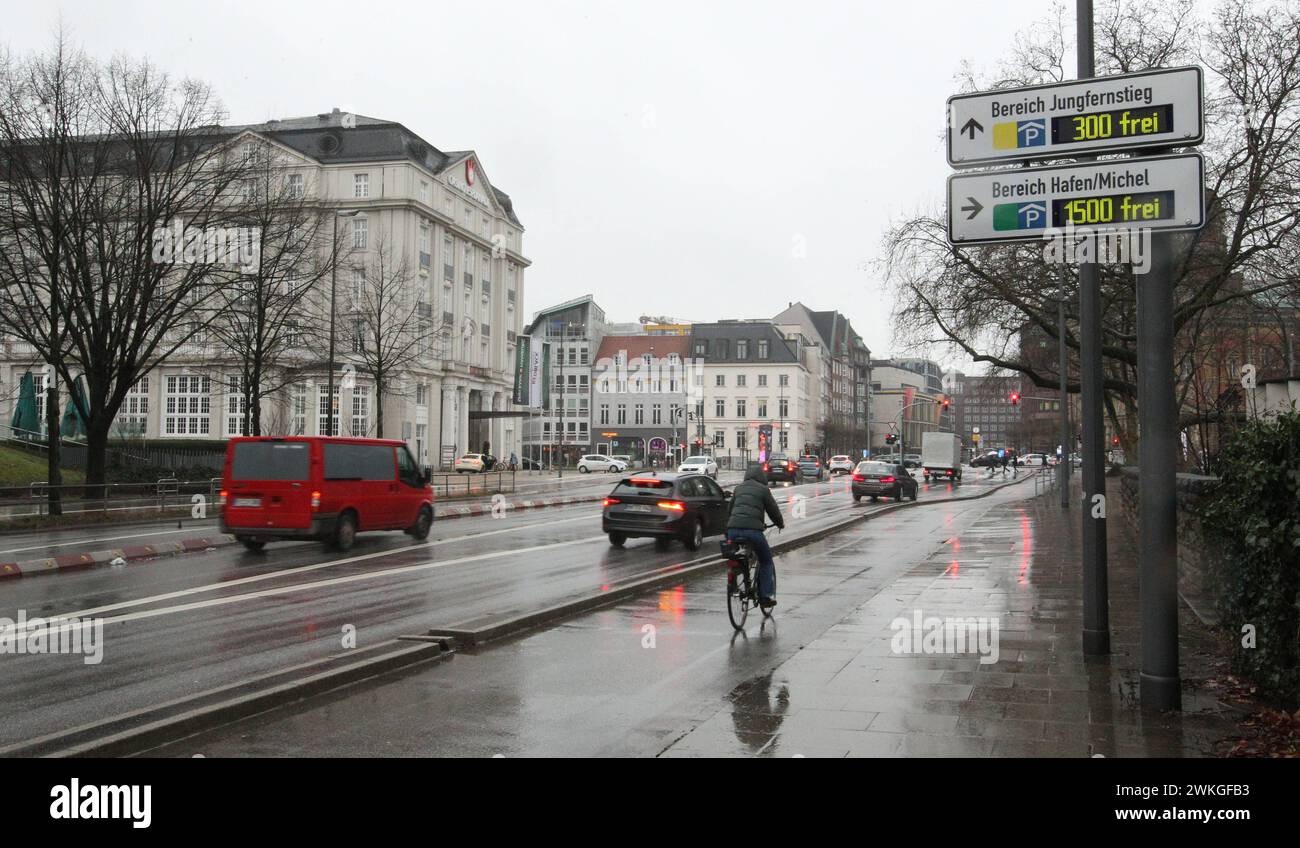 Autos fahren bei Dauerregen die Damtorstraße entlang. Rotherbaum Hamburg *** Autos fahren bei ständigem Regen entlang der Damtorstraße Rotherbaum Hamburg Stockfoto