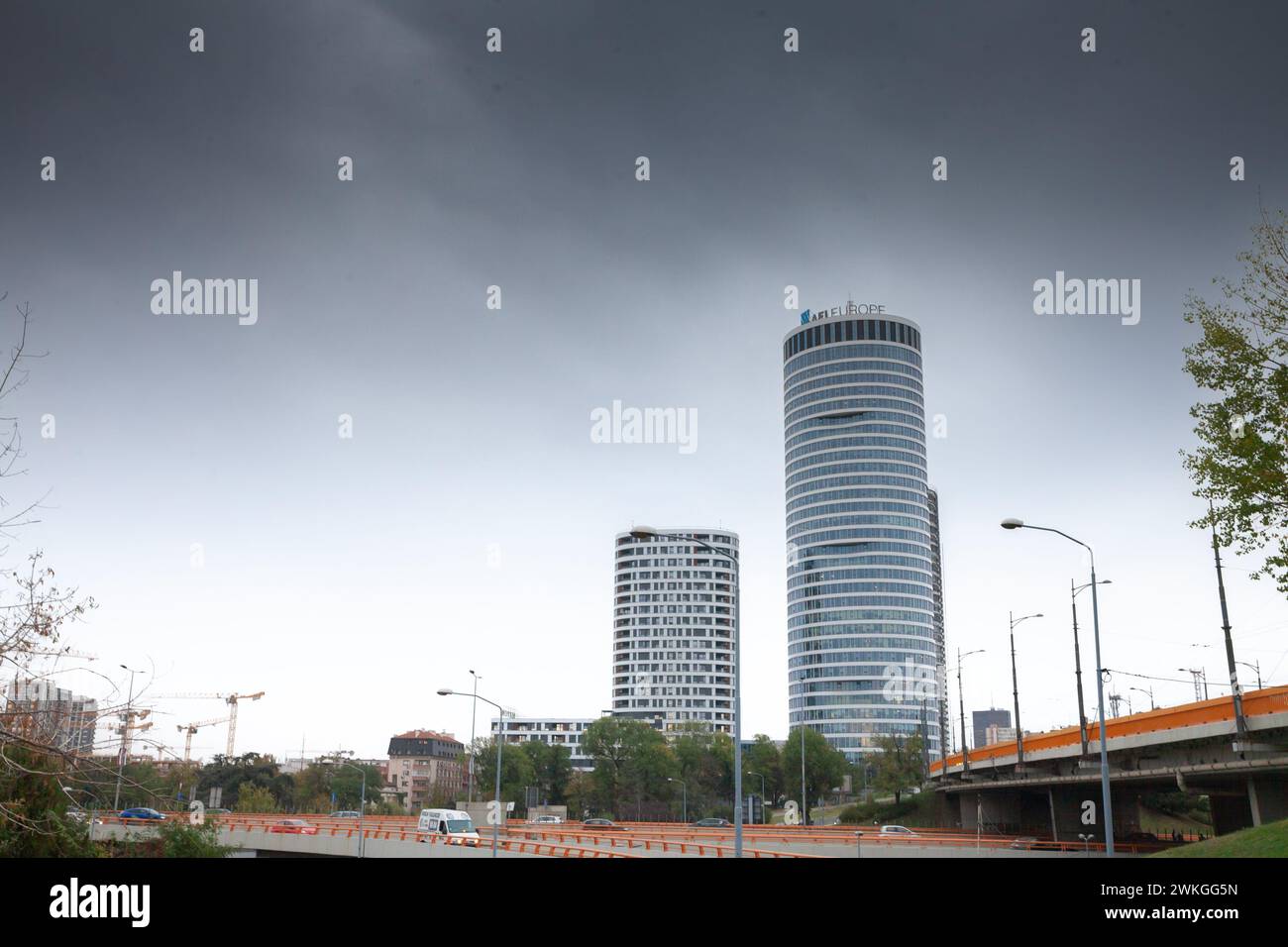 Bild des Skyline Belgrad Wolkenkratzers und des Einkaufszentrums an einem bewölkten Nachmittag. Der Belgrader Skyline Tower , auch bekannt als Skyline AFI Tower , Stockfoto
