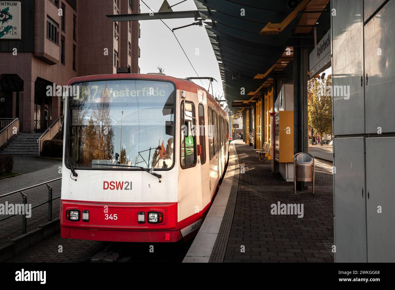 Bild des Bahnhofs Aplerbeck des U-Bahn-Systems Dortmund, Stadtbahn Dortmund, mit einer abfahrbereiten Straßenbahn. Dortmund Stadtbahn Stockfoto