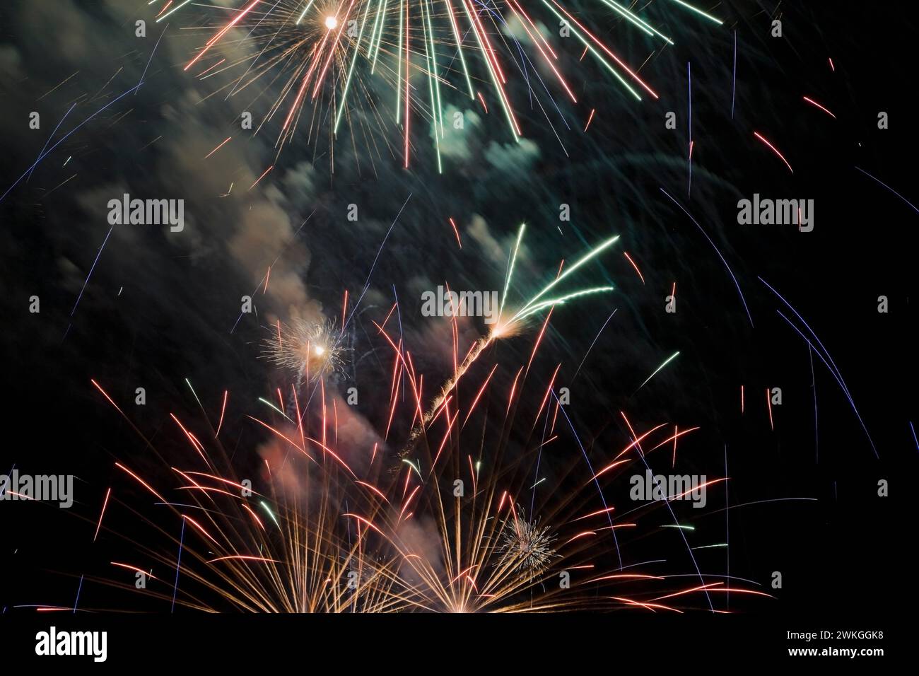 Goldenes, rotes, blaues und grünes Feuerwerk am Nachthimmel. Stockfoto