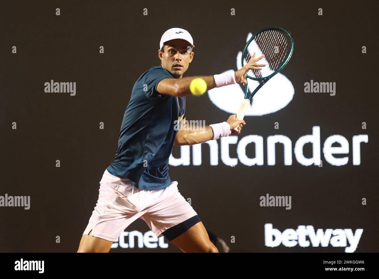 Rio de Janeiro, Brasilien. Februar 2024. Facundo Diaz Acosta aus Argentinien gibt am zweiten Tag des ATP 500 Rio Open einen Schuss an Stan Wawrinka aus der Schweiz zurück, der von Claro am 20. Februar 2024 im Jockey Club Brasileiro in Rio de Janeiro präsentiert wurde. Foto: Daniel Castelo Branco/DiaEsportivo/Alamy Live News Credit: DiaEsportivo/Alamy Live News Stockfoto