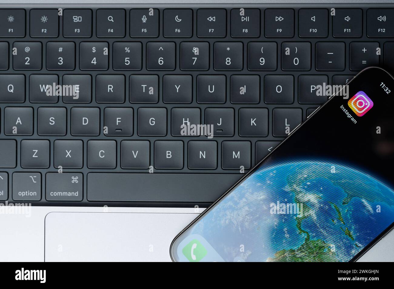 New York, USA – 20. Februar 2024: Instagram-App für iphone Smartphone-Bildschirm mit Tastaturhintergrund Stockfoto