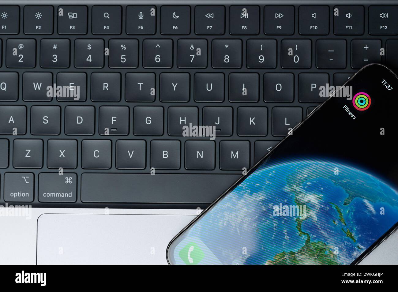 New York, USA - 20. Februar 2024: Apple Fitness App für iphone Smartphone Bildschirm mit Tastatur Hintergrund Stockfoto