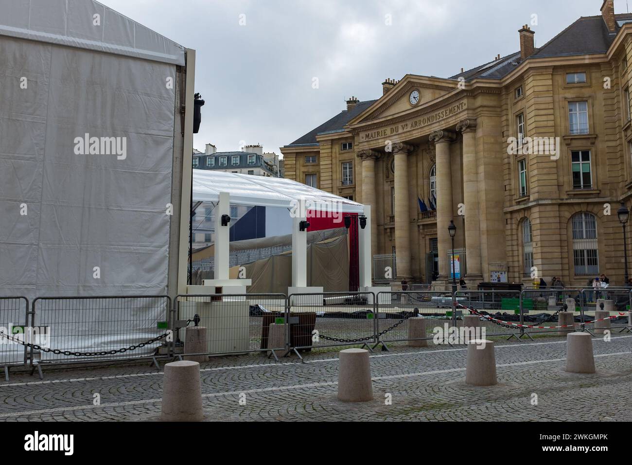 Paris, Frankreich. Februar 2024. VIP-Tribüne mit französischer Flagge vor dem 5. Arrondissement Stadthaus Stockfoto
