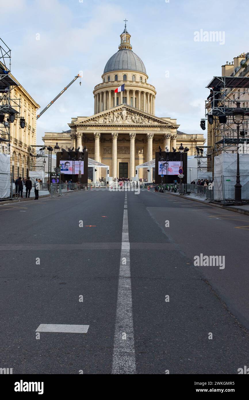 Paris, Frankreich. Februar 2024. Blick auf die Vorbereitungen der Pantheonisierung von Missak Manouchian rue Soufflot mit dem Pantheon im Hintergrund Stockfoto