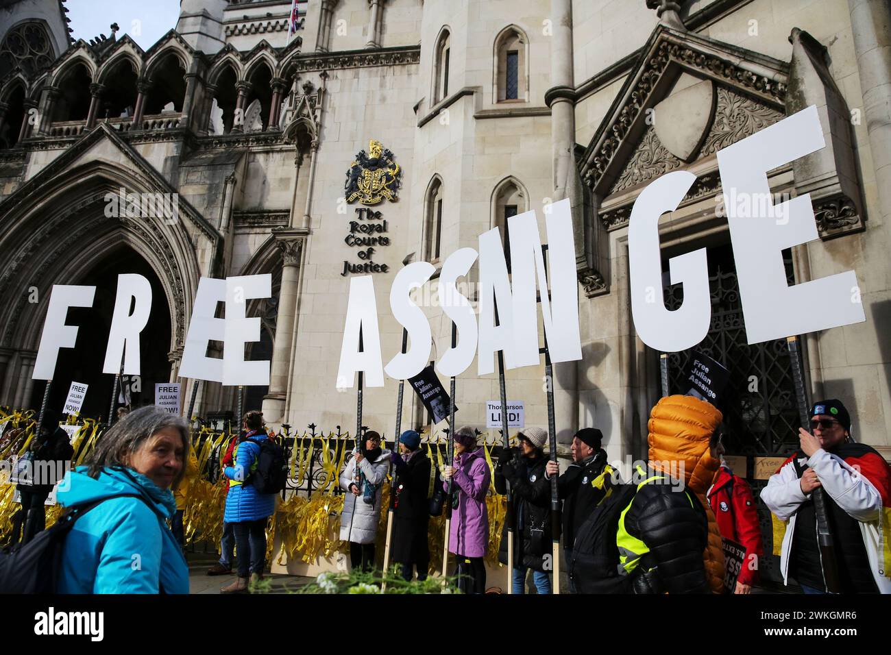 London, Großbritannien. Februar 2024. Anhänger von Julian Assange werden vor dem United Kingdom (UK) High Court in London, Großbritannien, am 20. Februar 2024 gesehen. WikiLeaks-Gründer Julian Assange begann seine letzte rechtliche Klage in Großbritannien am Dienstag gegen seine Auslieferung an die Vereinigten Staaten wegen Spionage. Quelle: Xinhua/Alamy Live News Stockfoto