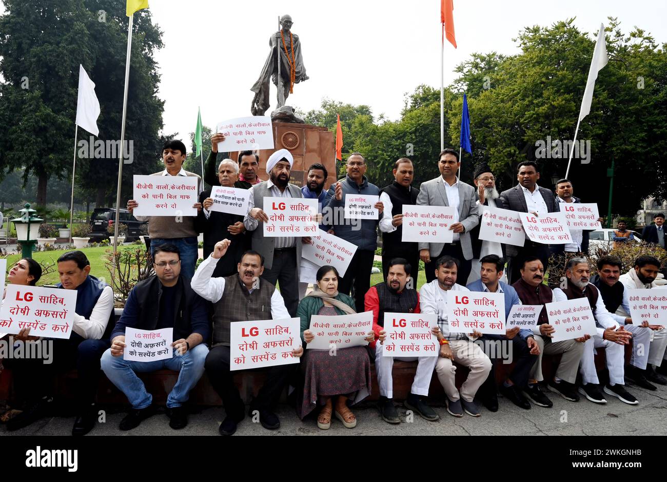 Neu-Delhi, Indien. Februar 2024. NEW DELHI, INDIEN - 20. FEBRUAR: AAP MLAs mit Plakaten protestieren gegen die angebliche Stoppung der Wasserrechnungen bei der Versammlung von Delhi am 20. Februar 2024 in Neu-Delhi, Indien. (Foto: Arvind Yadav/Hindustan Times/SIPA USA) Credit: SIPA USA/Alamy Live News Stockfoto