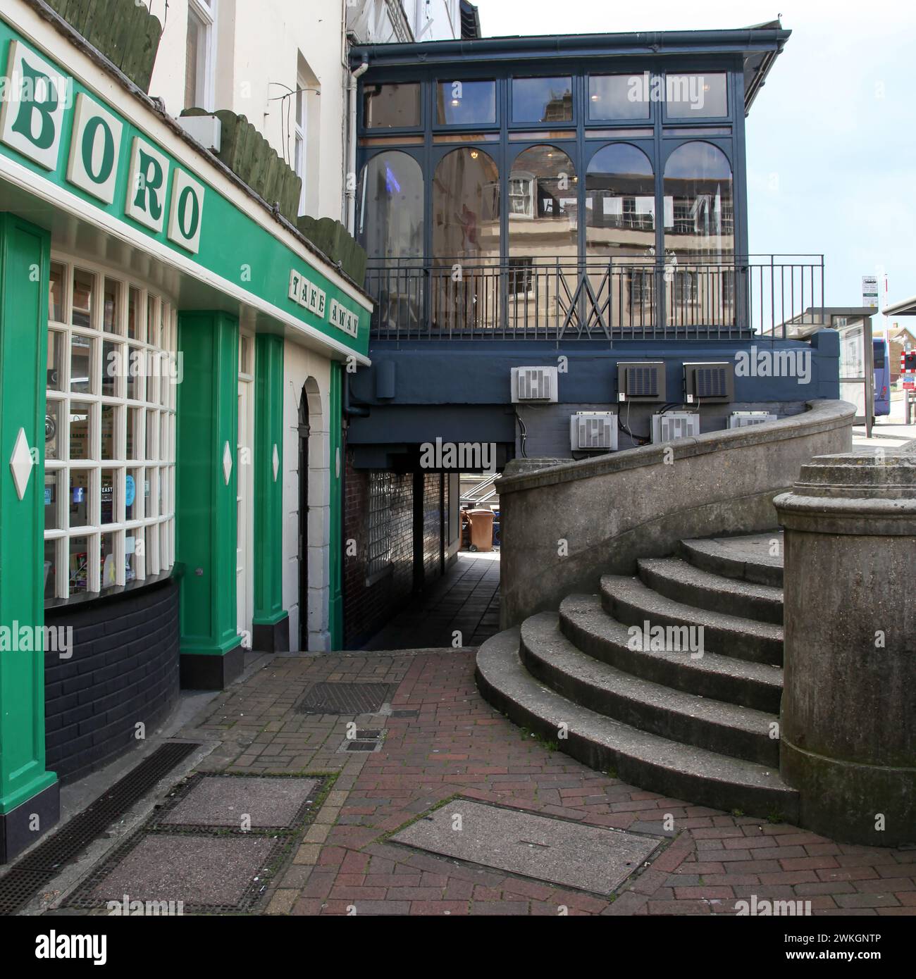 Alte Gebäude in Weymouth Old Town mit Marlboro Fish and Chips Shop auf der linken Seite in Weymouth, Dorset, England, Großbritannien. Stockfoto