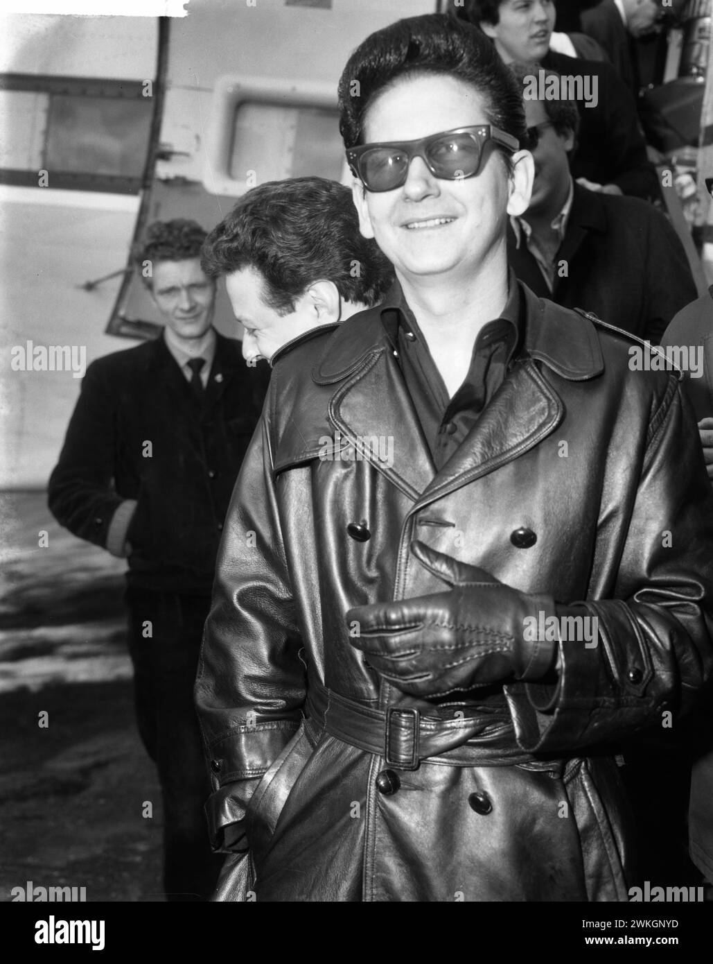 März 1965. Amsterdam, Niederlande. Porträt des amerikanischen Sängers Roy Orbison bei seiner Ankunft am Flughafen Schiphol Stockfoto