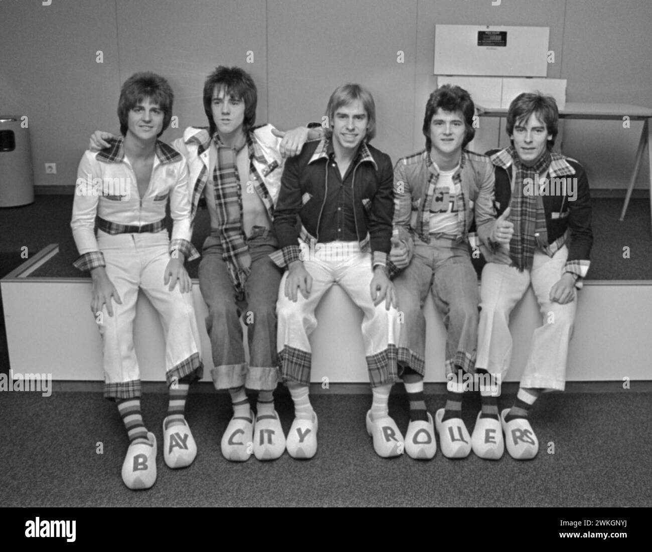 Februar 1976. Amsterdam, Niederlande. Die schottische Popgruppe Bay City Rollers am Flughafen Schiphol Stockfoto