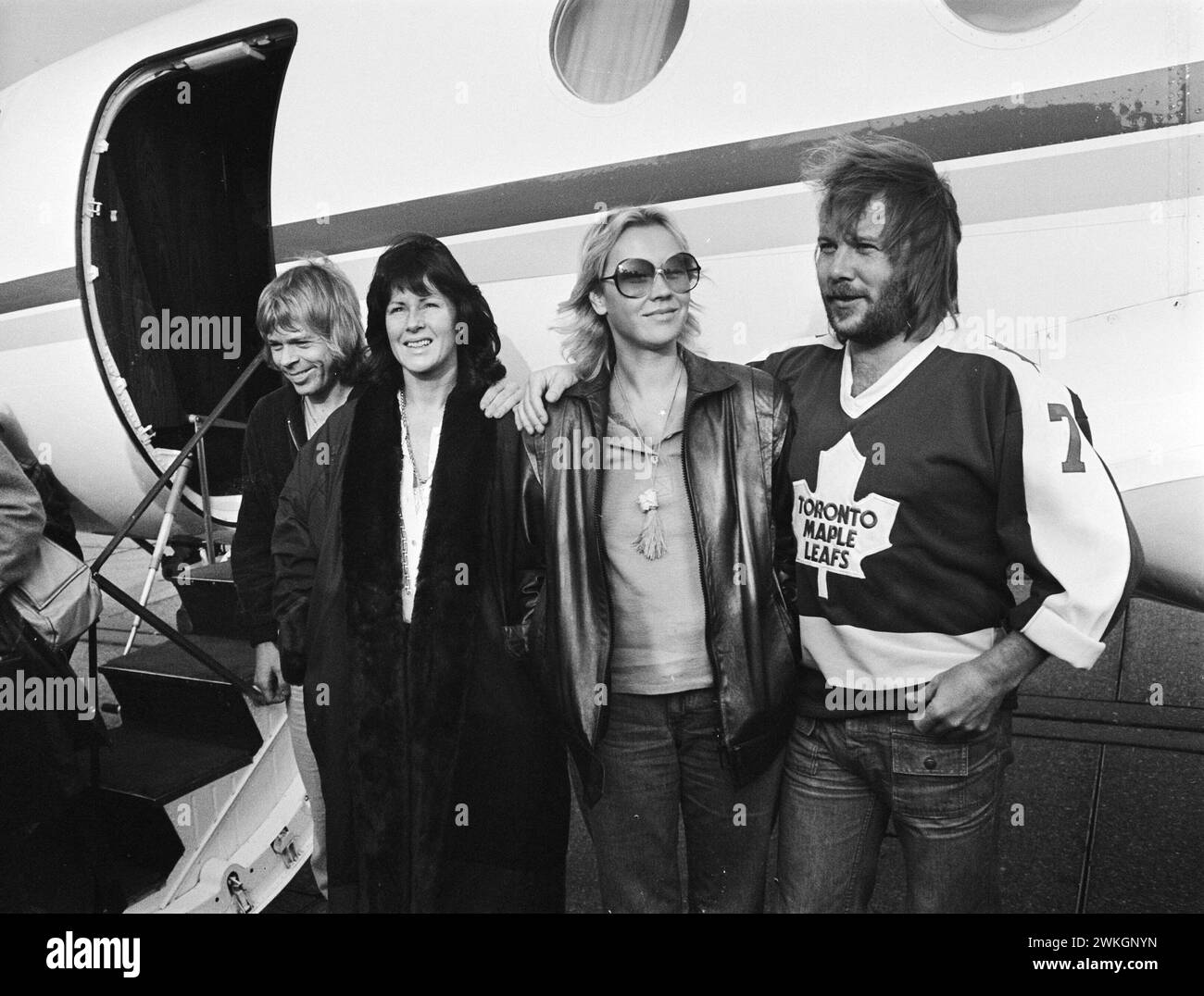 Oktober 1979. Rotterdam, Niederlande. Die Popgruppe ABBA kam am Flughafen Zestienhoven Rotterdam an; von links nach rechts: Björn Ulvaeus, Anni-Frid 'Frida' Lyngstad, Agnetha Fältskog und Benny Andersson. Benny Anderson trägt ein Toronto Maple Leaf Hockeytrikot Stockfoto