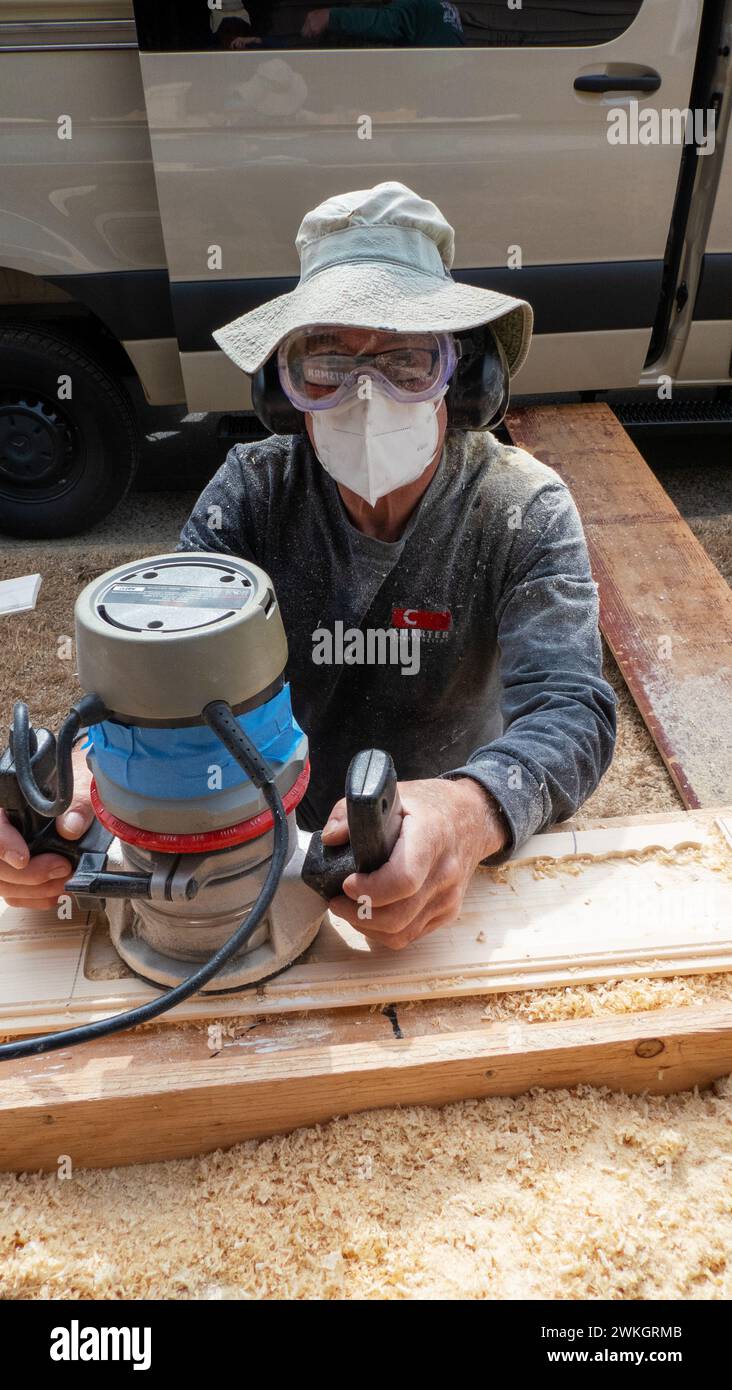 Vorbereitung von Zunge und Grove 1x6, bevor Sie in den Mercedes Benze Sprinter Van einsteigen. Cary, NorthCarolina Stockfoto