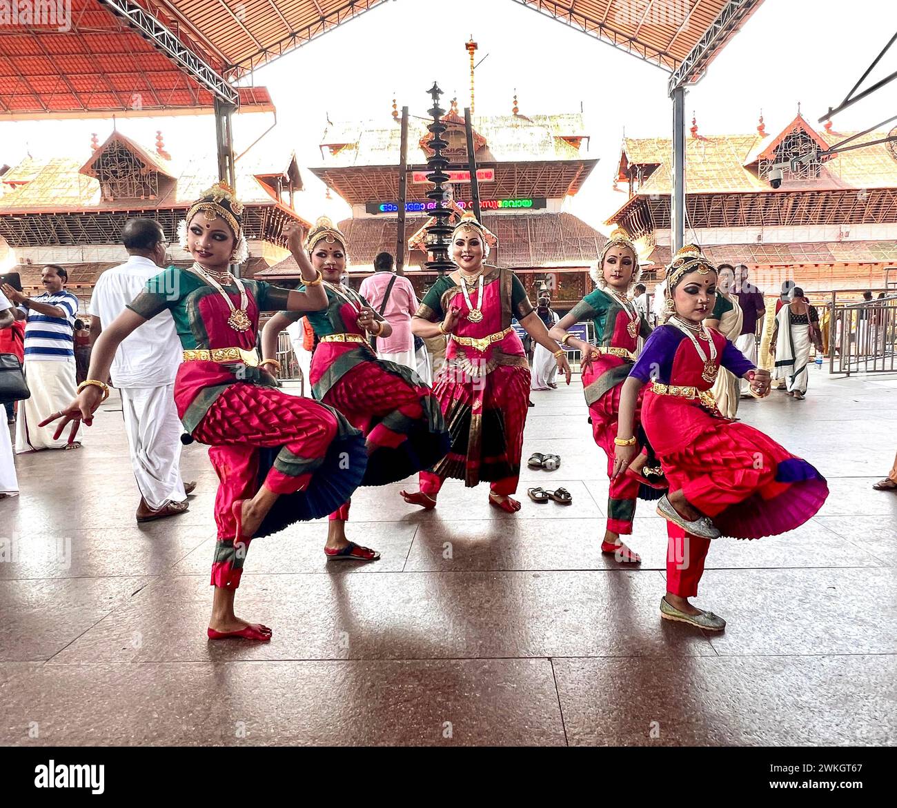 Bharatanatyam (Tamil: பரதநாட்டியம்) ist eine klassische indische Tanzform, die ihren Ursprung in Tamil Nadu hat. Es ist eine von acht klassischen indischen Tanzformen, die von den Sangeet Natak Akademi anerkannt werden, und drückt südindische religiöse Themen und spirituelle Ideen aus, insbesondere des Shaivismus und im Allgemeinen des Hinduismus. Dr. Ashna Bharatha Natyam Exponent und Lehrerin mit ihren Schülern vor dem berühmten Lord Krishna Guruvayur Tempel Kerala. Stockfoto