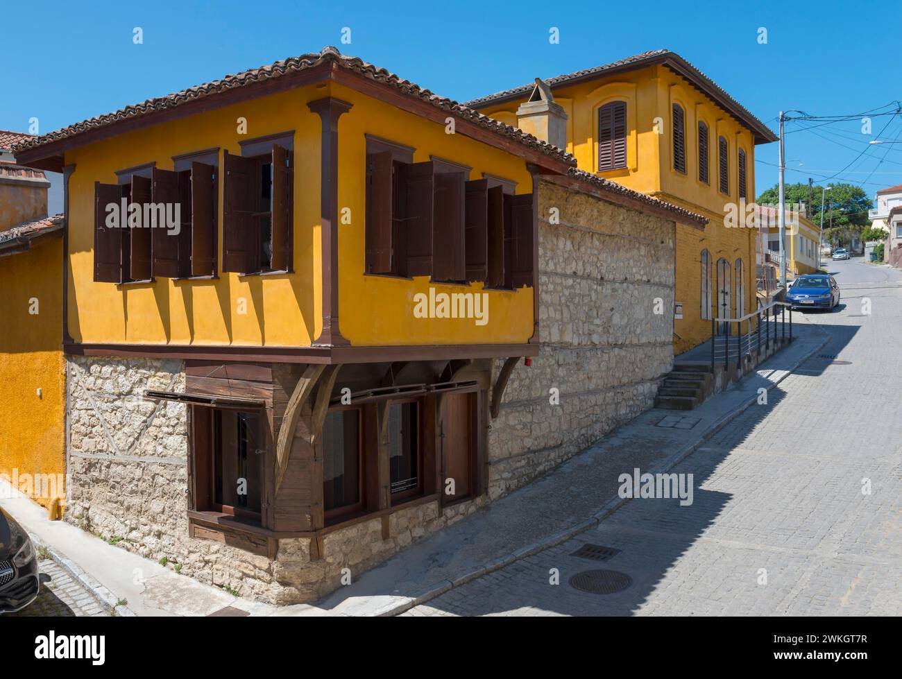 Zweistöckiges traditionelles Haus mit gelber Fassade und offenen Fensterläden, Soufli, Ostmakedonien und Thrakien, Griechenland Stockfoto