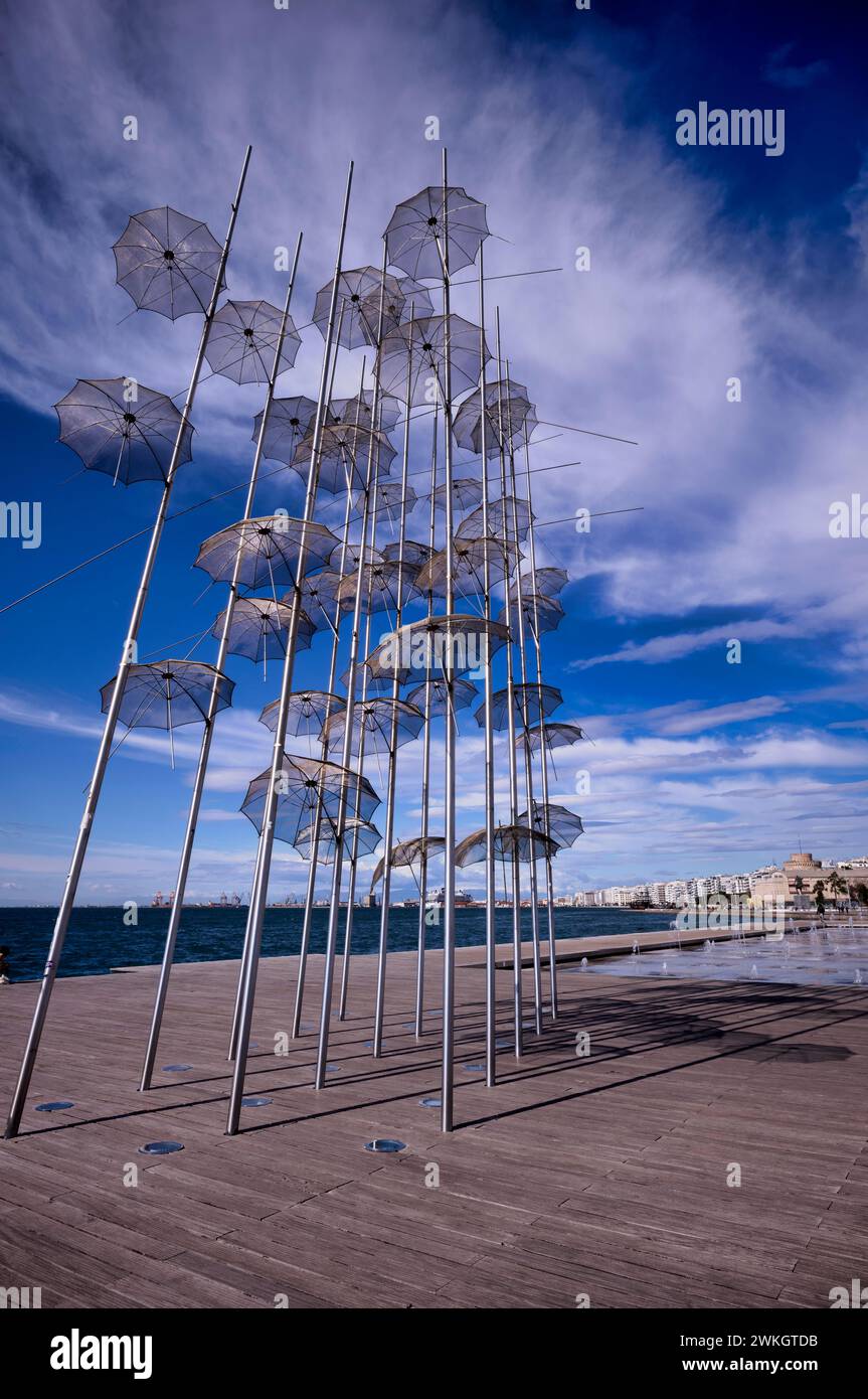 Sonnenschirme, Sonnenschirme, Skulptur von George Zongolopoulos, Promenade, Thessaloniki, Mazedonien, Griechenland Stockfoto