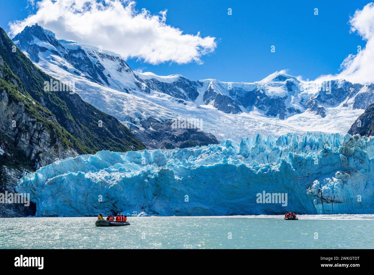 Passagiere des Kreuzfahrtschiffs Stella Australis in Gummibooten vor dem Eis des Porter-Gletschers, Alberto de Agostini-Nationalpark Stockfoto