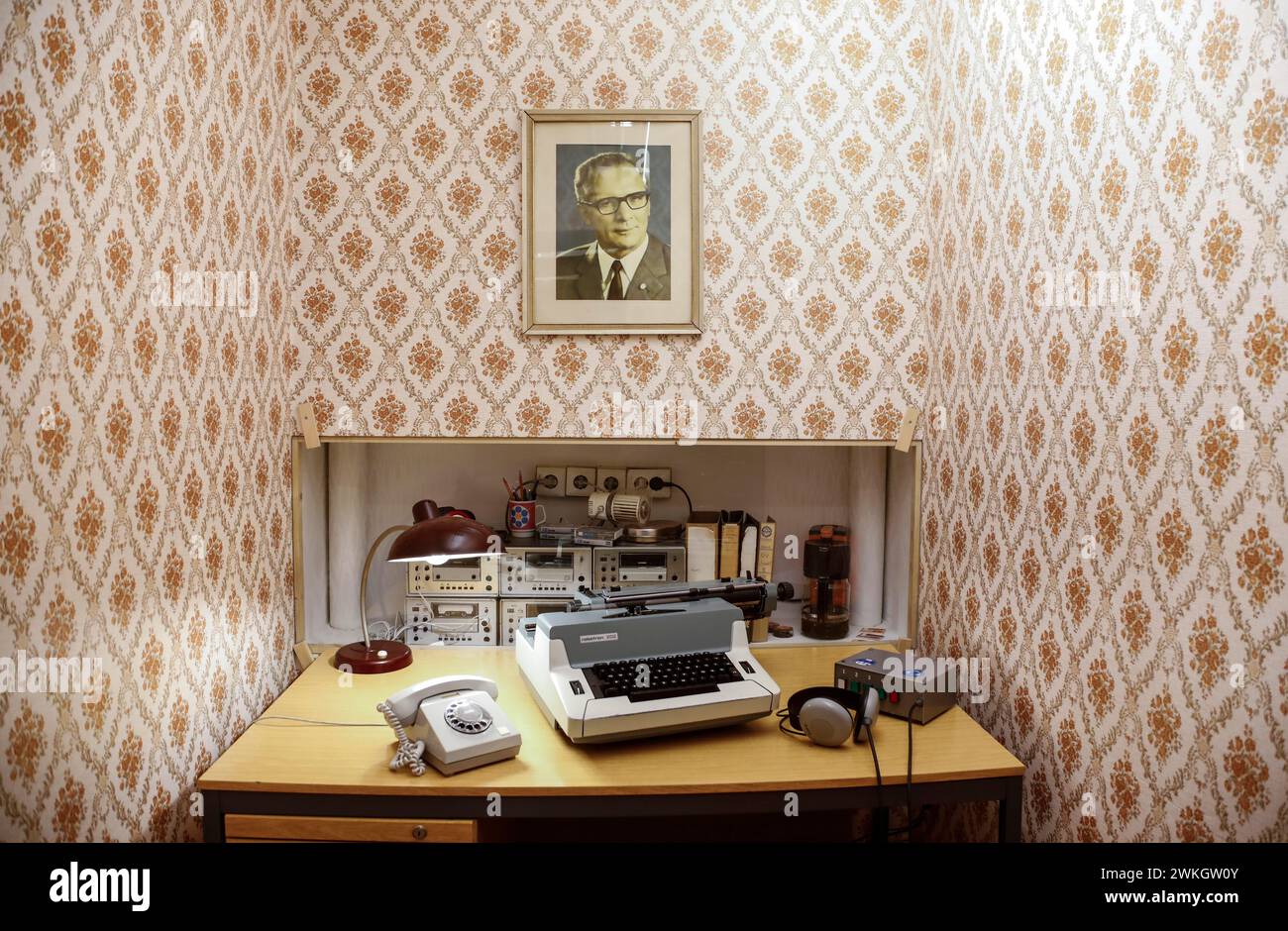 Stasi-Studium mit Bild von Erich Honecker im DDR-Museum. Das DDR-Museum zeigt das Leben und die Alltagskultur der DDR dauerhaft Stockfoto