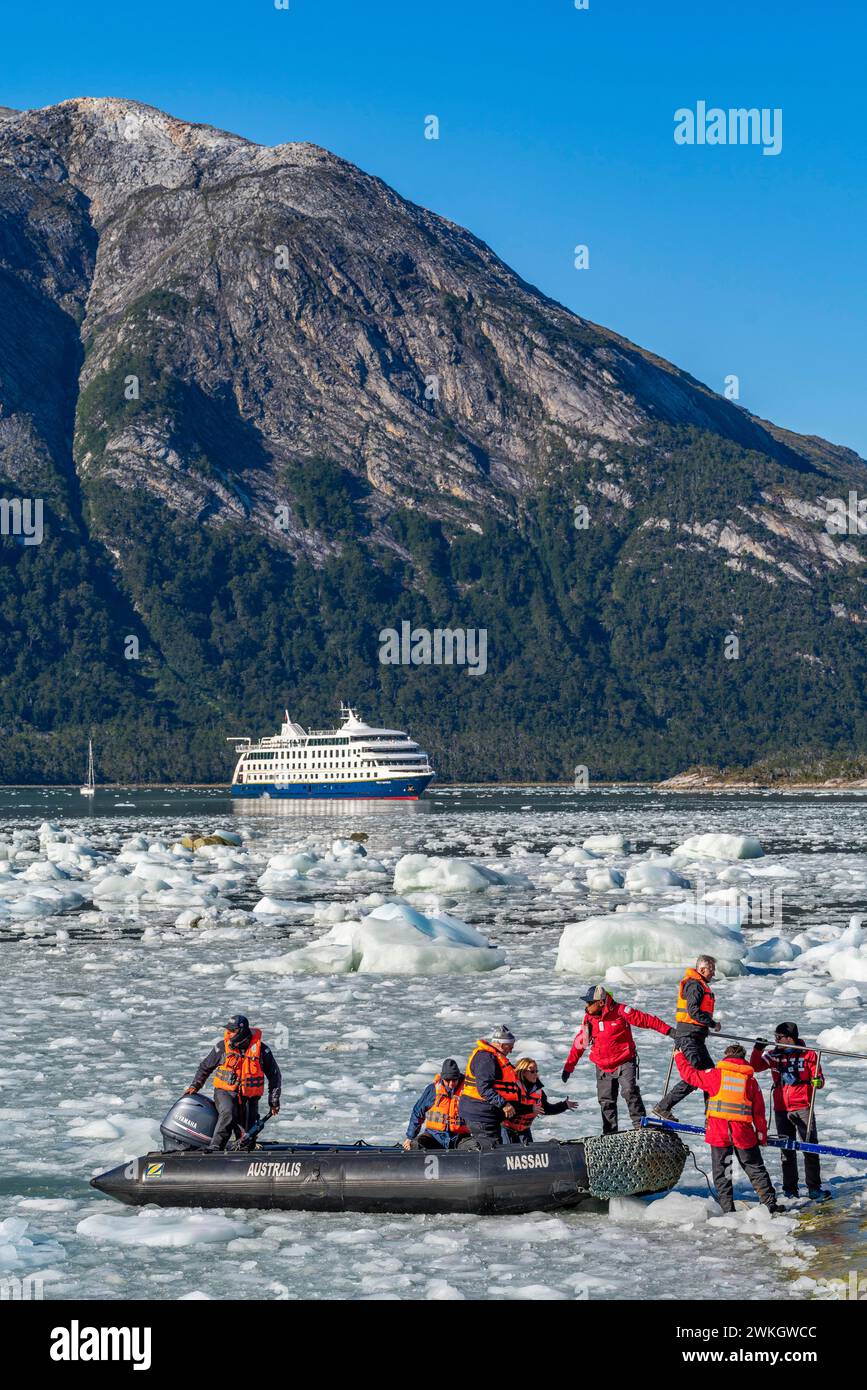 Passagiere des Kreuzfahrtschiffs Stella Australis landen in einem Schlauchboot zwischen Eisschollen auf dem Pia-Gletscher, Alberto de Agostini-Nationalpark Stockfoto