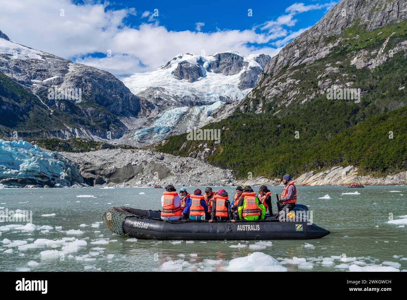 Passagiere des Kreuzfahrtschiffs Stella Australis in Gummibooten vor dem Eis des Porter-Gletschers, Alberto de Agostini-Nationalpark Stockfoto
