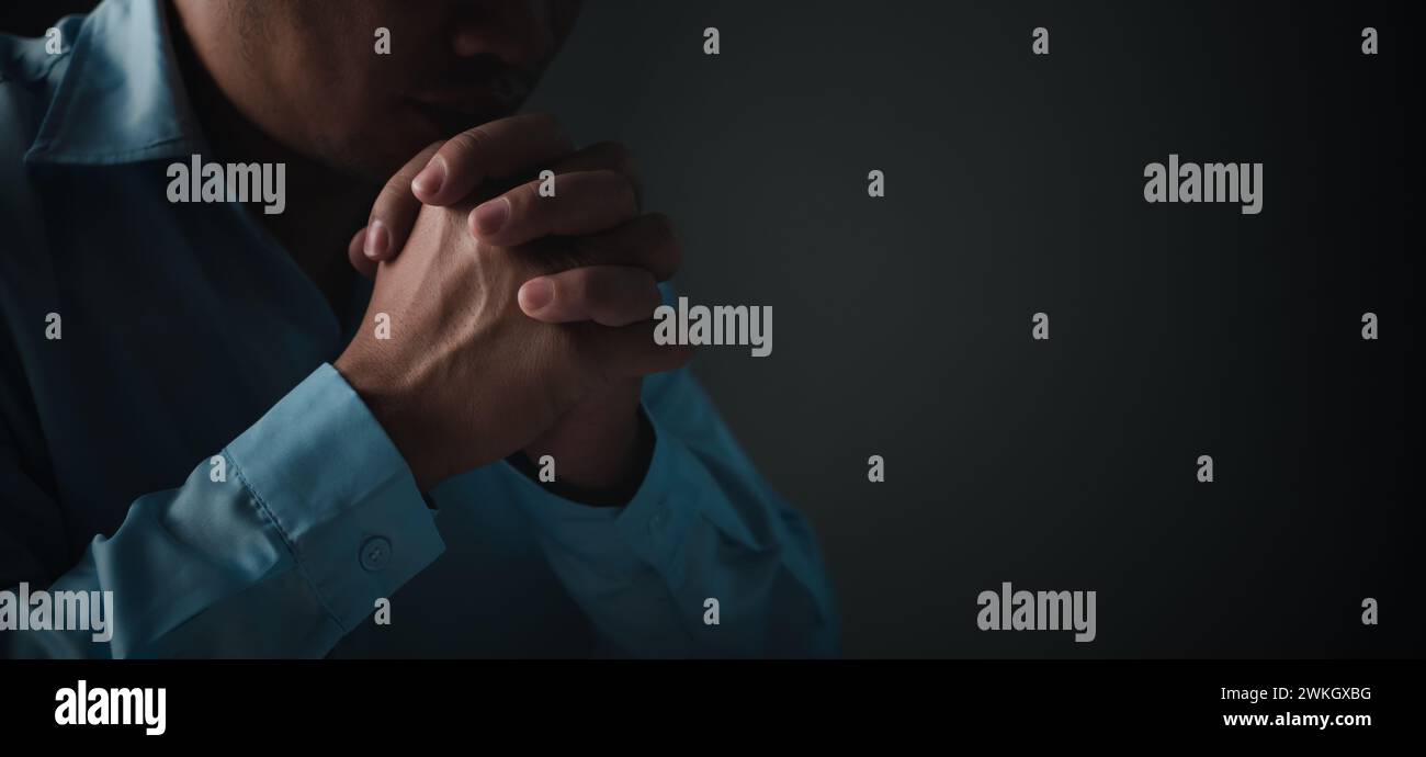 Christliches Lebenskrisengebet zu Gott, der Mensch betet für Gott, segnet, um ein besseres Leben zu wünschen, Menschenhände beten zu Gott mit der Bibel, flehen um Stockfoto
