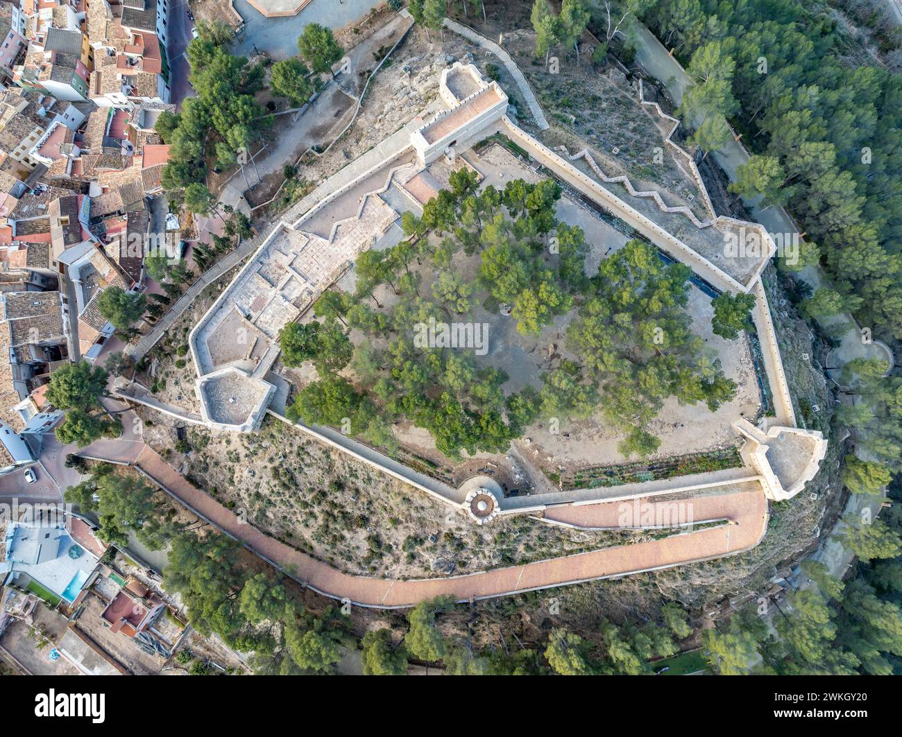 Blick aus der Vogelperspektive auf die Burg Segorbe, restaurierte mittelalterliche Hochburg auf einem Hügel mit abgewinkelten Kanonenplattformen an jeder Ecke, in der spanischen Provinz Castello Stockfoto
