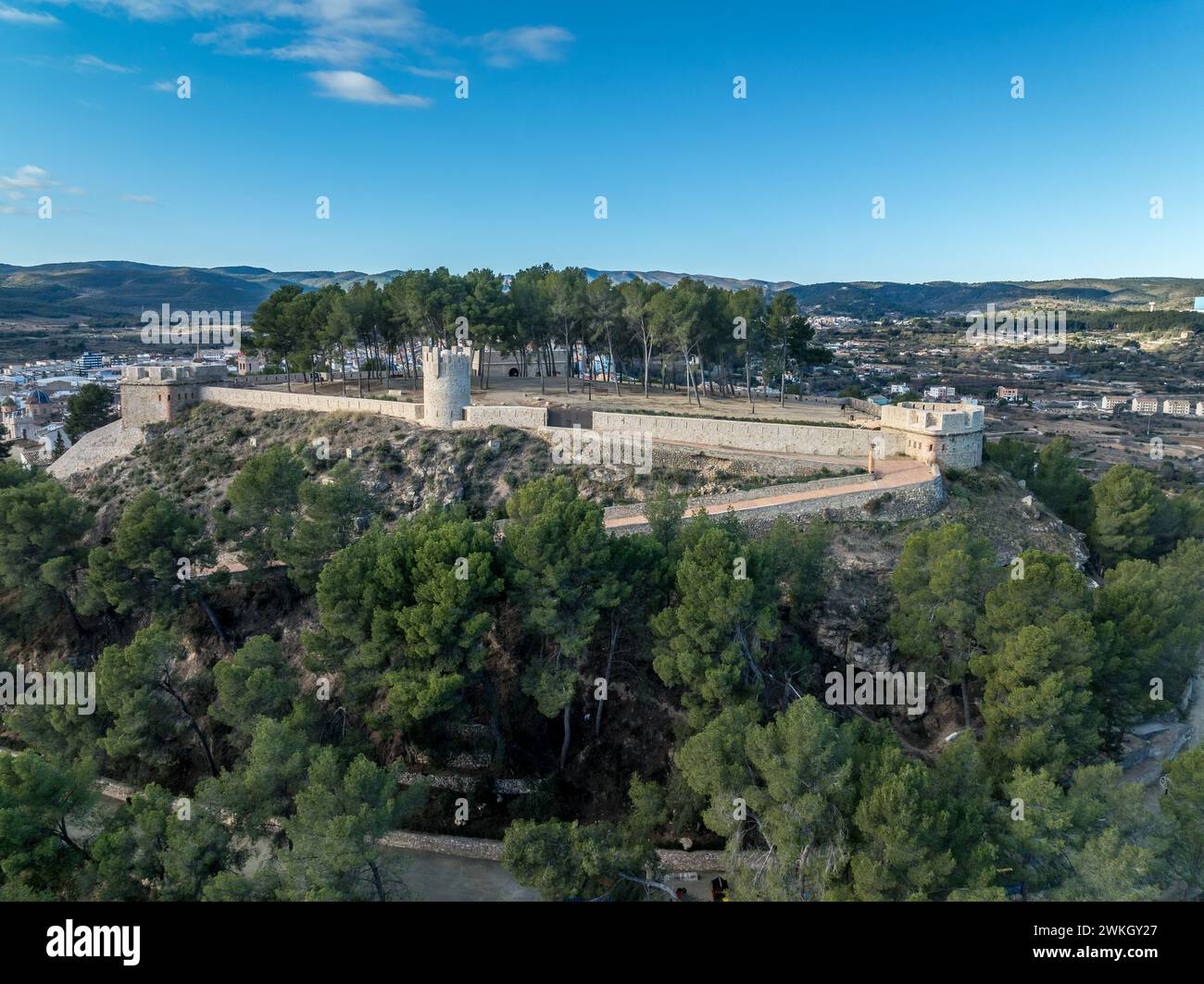 Blick aus der Vogelperspektive auf die Burg Segorbe, restaurierte mittelalterliche Hochburg auf einem Hügel mit abgewinkelten Kanonenplattformen an jeder Ecke, in der spanischen Provinz Castello Stockfoto