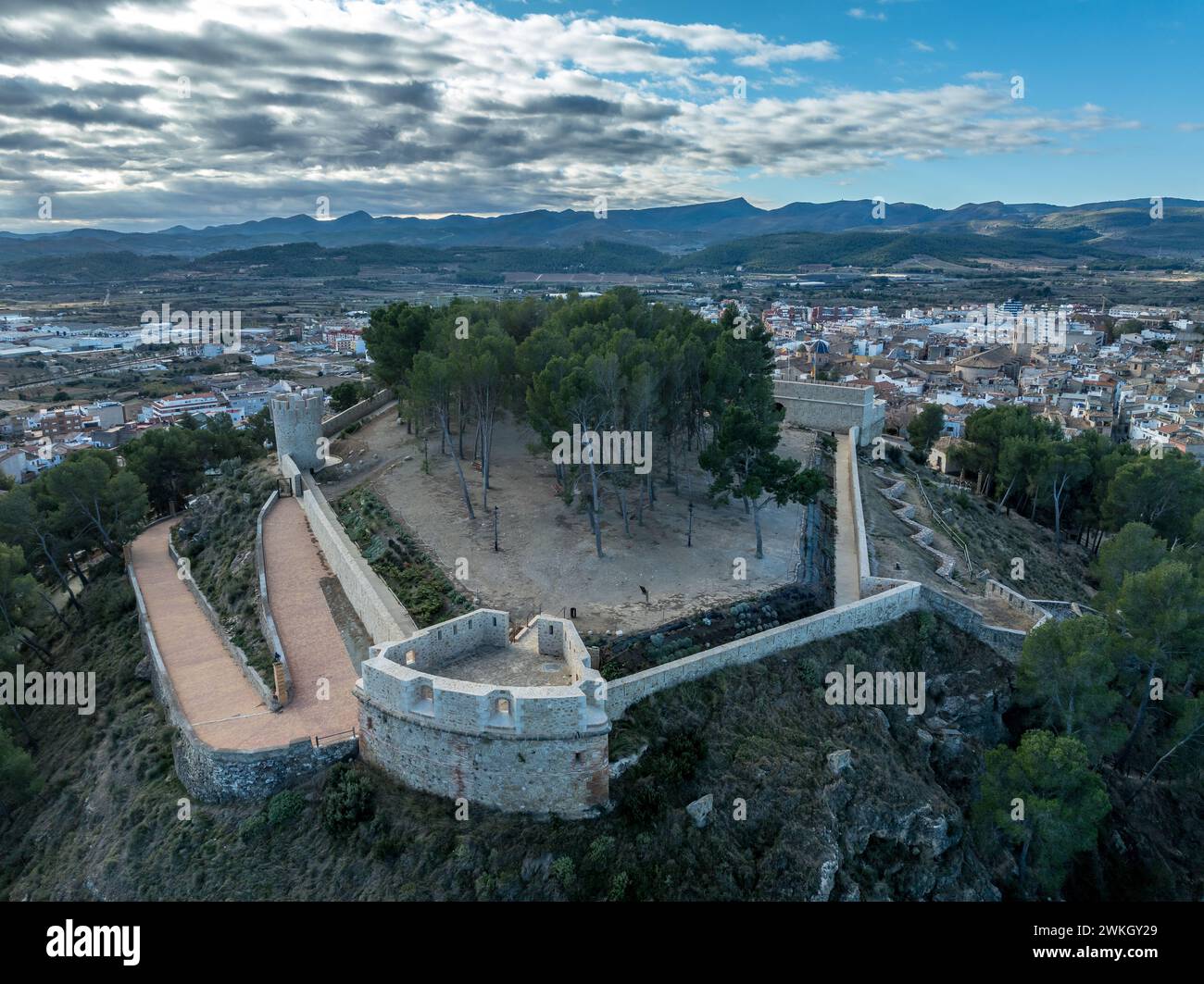 Blick aus der Vogelperspektive auf die Burg Segorbe, restaurierte mittelalterliche Hochburg auf einem Hügel mit abgewinkelten Kanonenplattformen an jeder Ecke, in der spanischen Provinz Castello Stockfoto