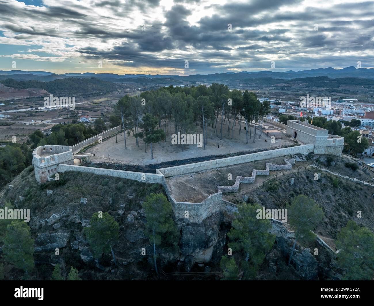Blick aus der Vogelperspektive auf die Burg Segorbe, restaurierte mittelalterliche Hochburg auf einem Hügel mit abgewinkelten Kanonenplattformen an jeder Ecke, in der spanischen Provinz Castello Stockfoto