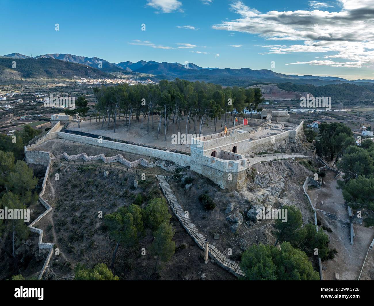 Blick aus der Vogelperspektive auf die Burg Segorbe, restaurierte mittelalterliche Hochburg auf einem Hügel mit abgewinkelten Kanonenplattformen an jeder Ecke, in der spanischen Provinz Castello Stockfoto