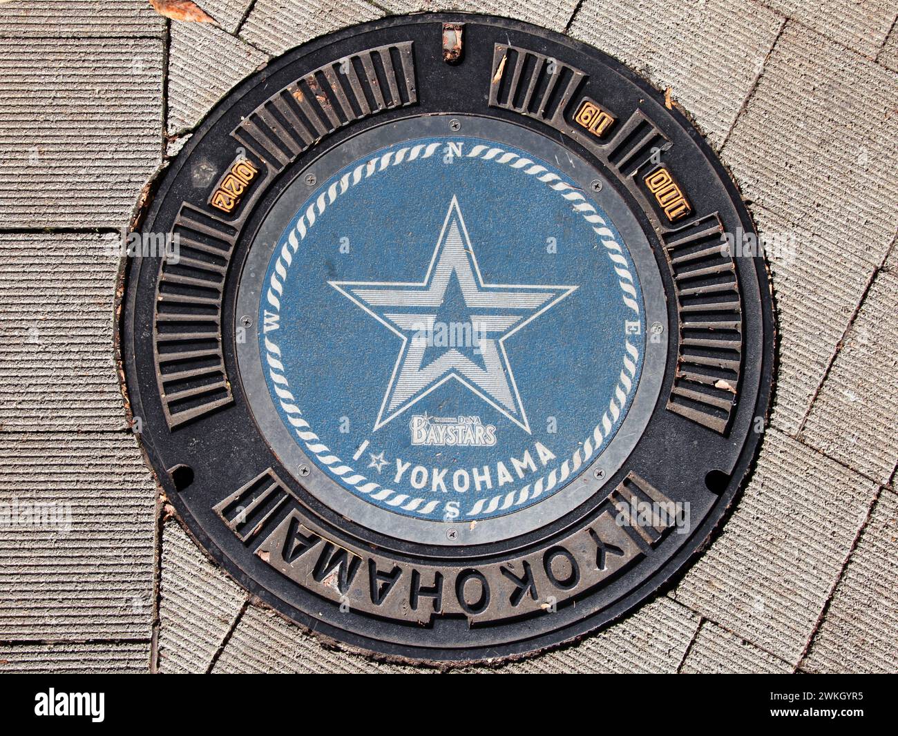 Mannloch-Abdeckung in der Nähe des Yokohama-Stadions, Heimstadion der Yokohama Dena Baystars in Kanagawa, Japan. Stockfoto